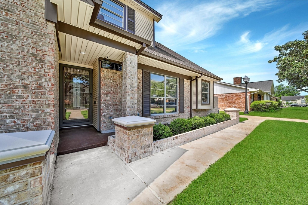 9411 Roos Road - Photo 3