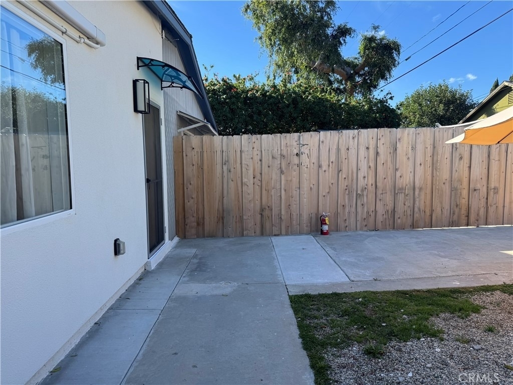 6439 1/2 Graves Avenue - Photo 1