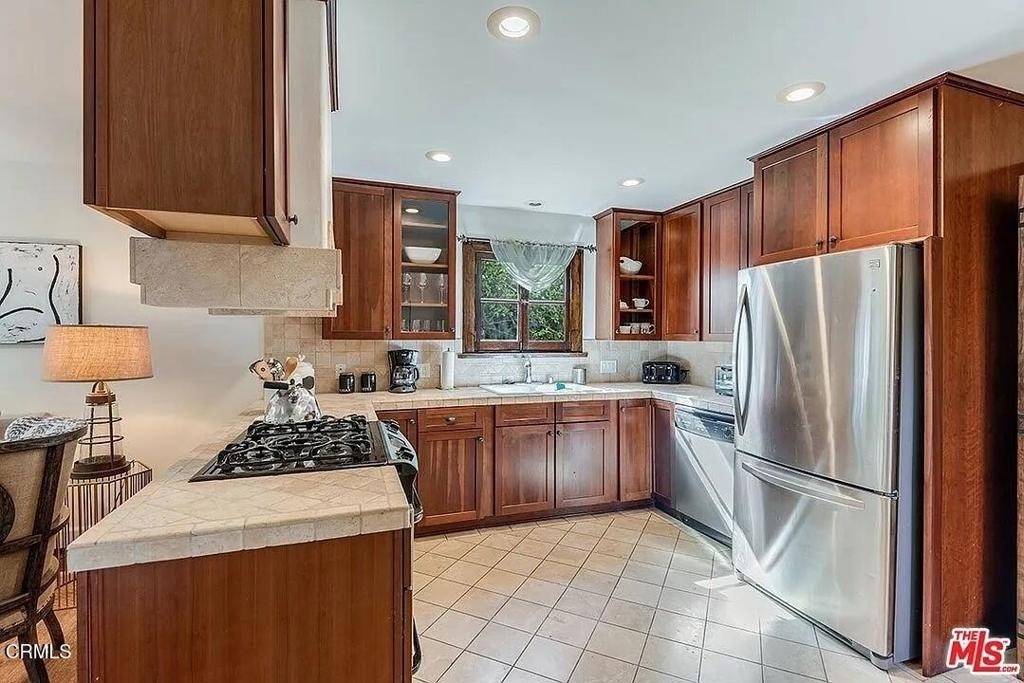 835 N Sycamore Avenue - Photo 2