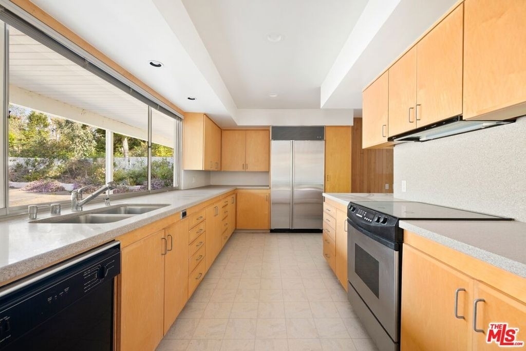 590 N Tigertail Road - Photo 5