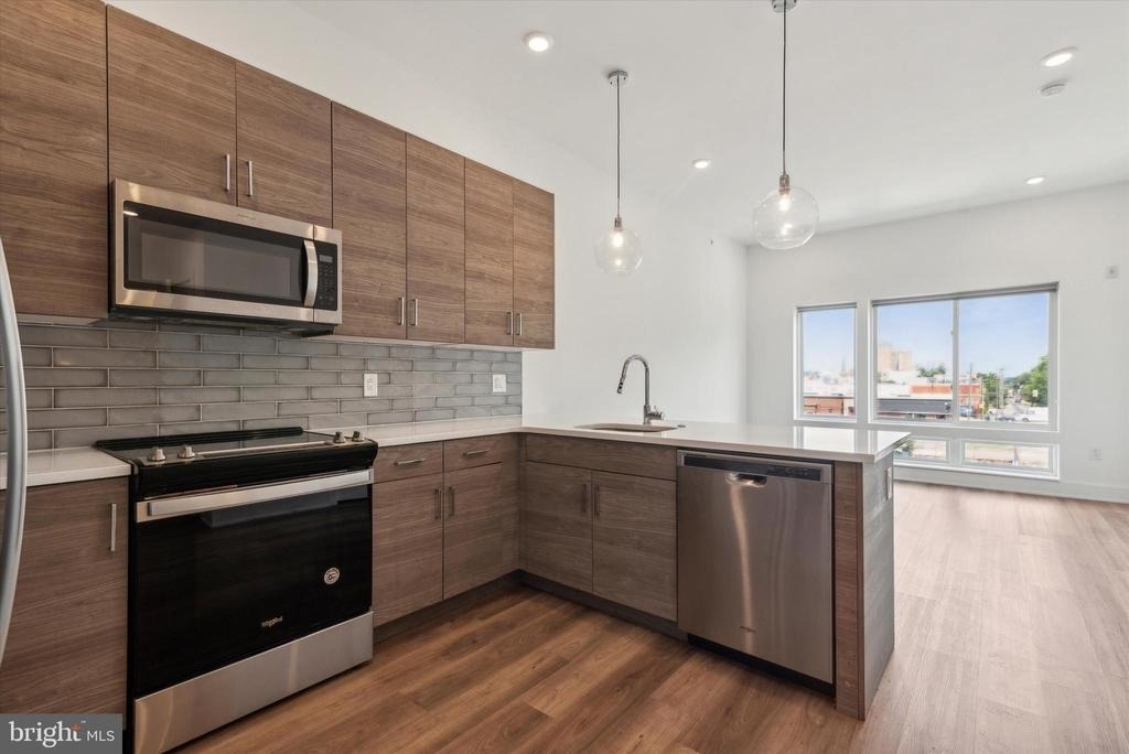 5545 Pulaski Avenue - Photo 2