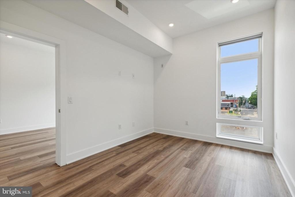 5545 Pulaski Avenue - Photo 11