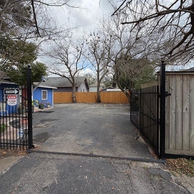 520 W 14th Street - Photo 2