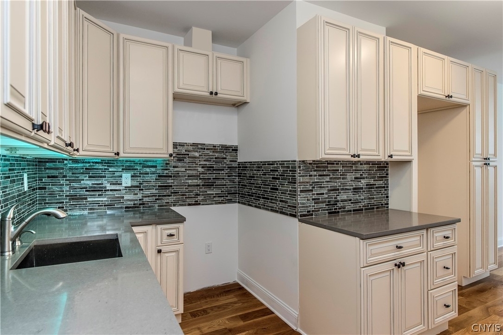 221 Elizabeth Street - Photo 10