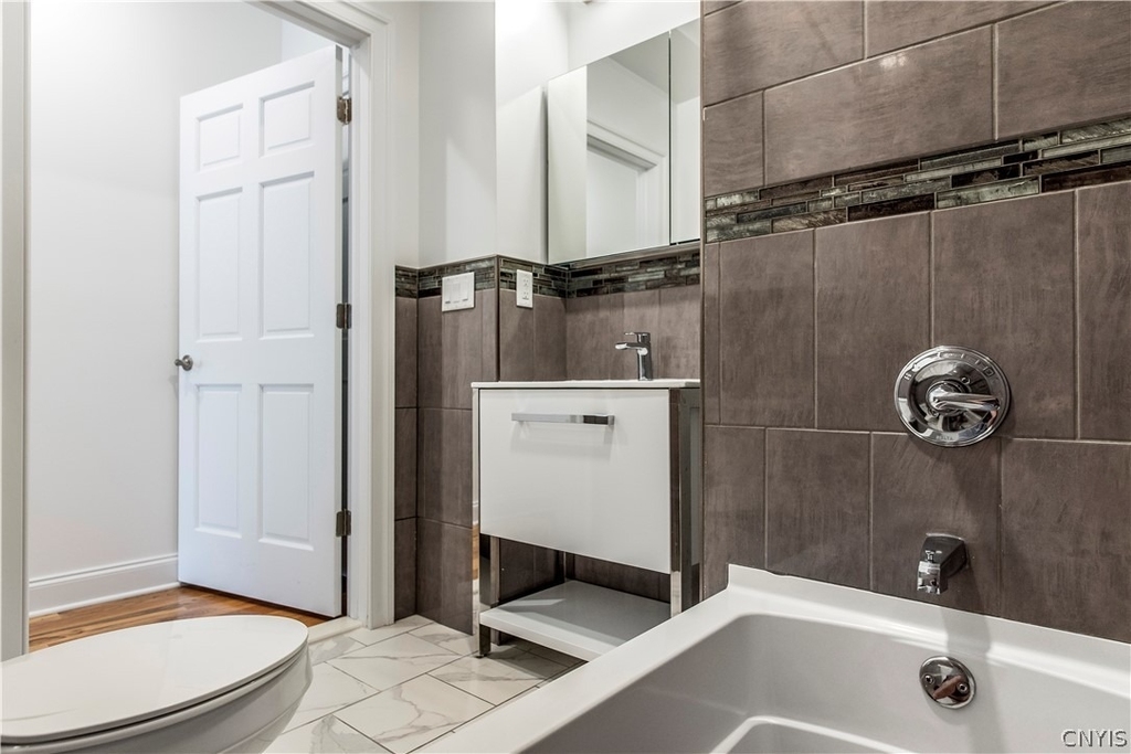 221 Elizabeth Street - Photo 12