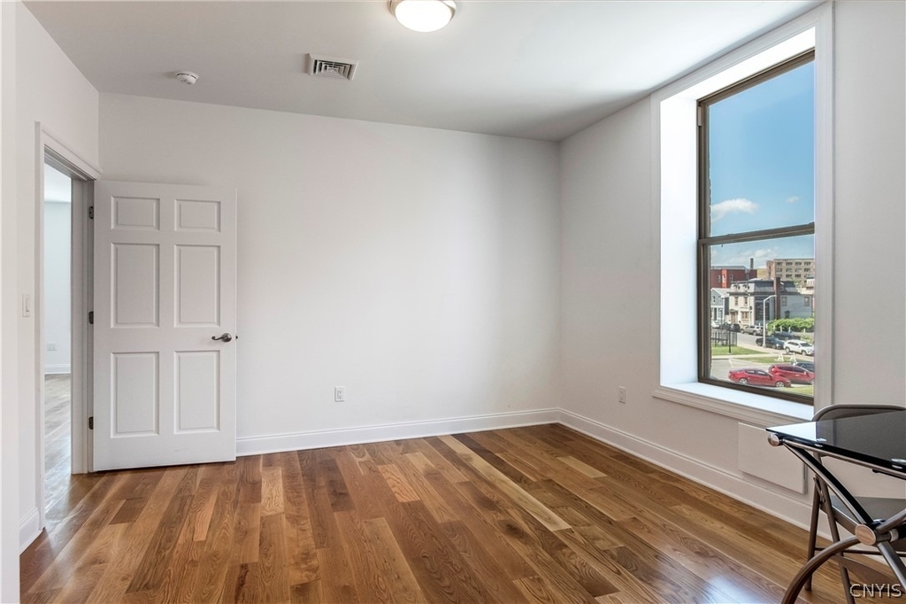 221 Elizabeth Street - Photo 8