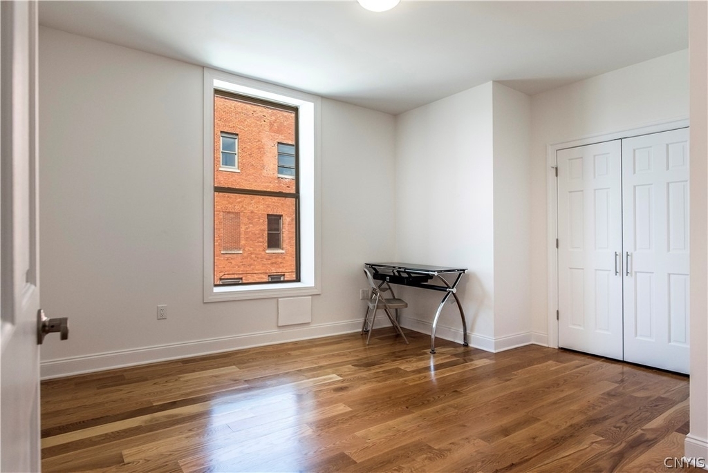 221 Elizabeth Street - Photo 7
