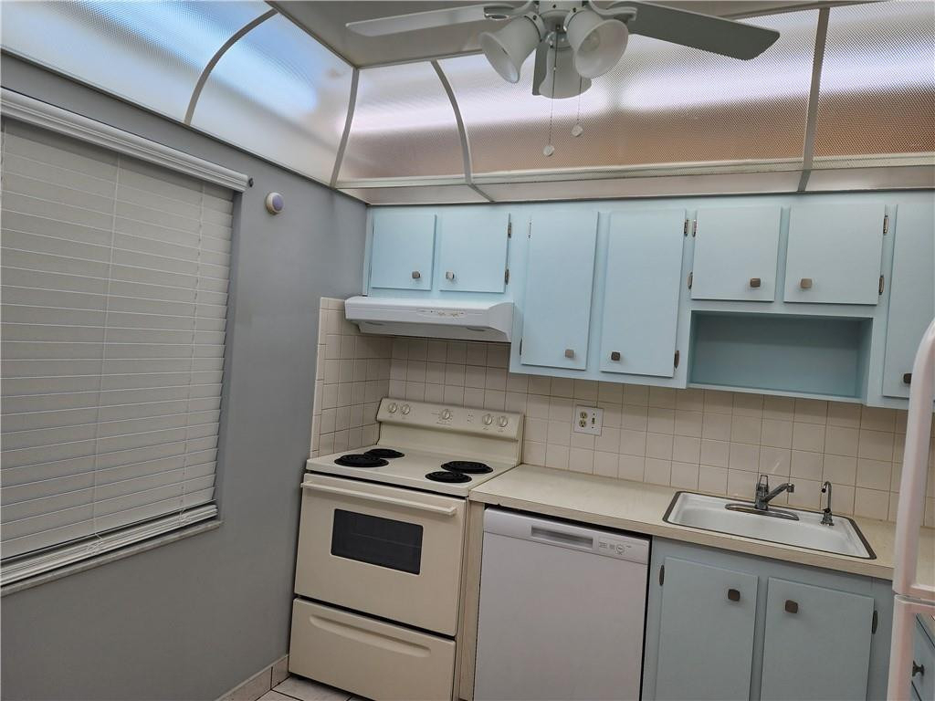 1005 Country Club Drive - Photo 2