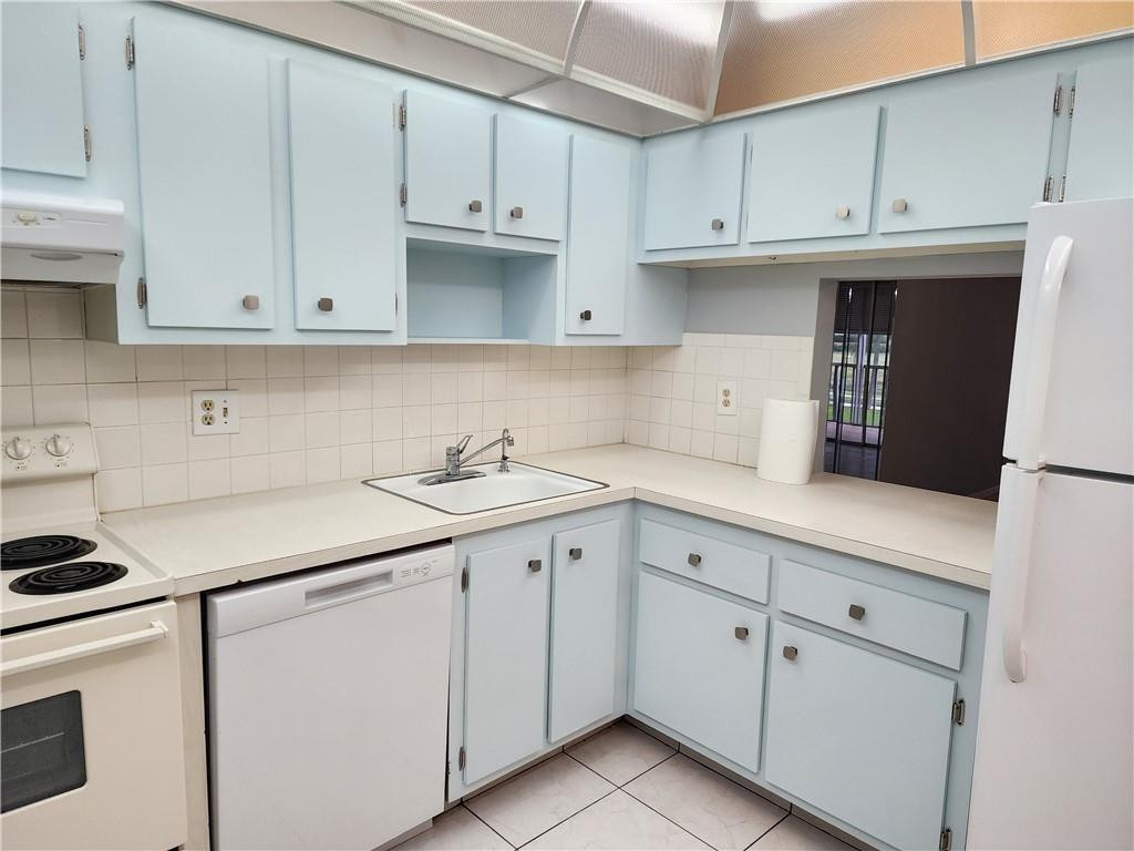 1005 Country Club Drive - Photo 9