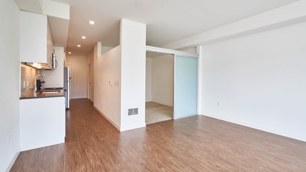 4715 42nd Ave Sw - Photo 3