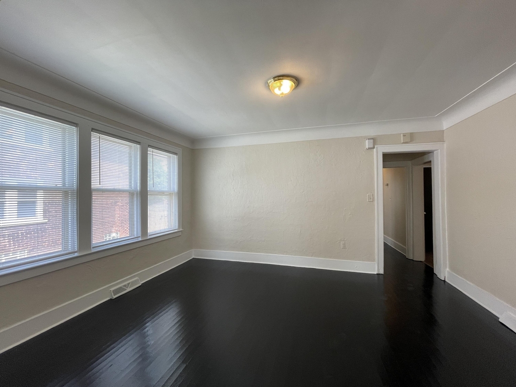 4708 Lakewood Street - Photo 2