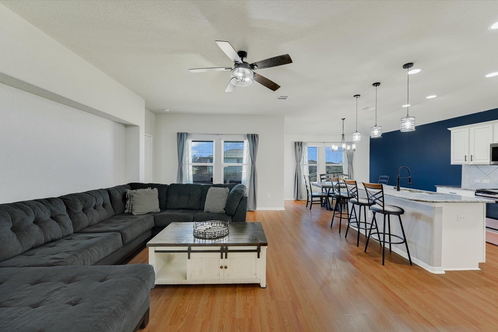 725 Pinnacle Dr - Photo 2
