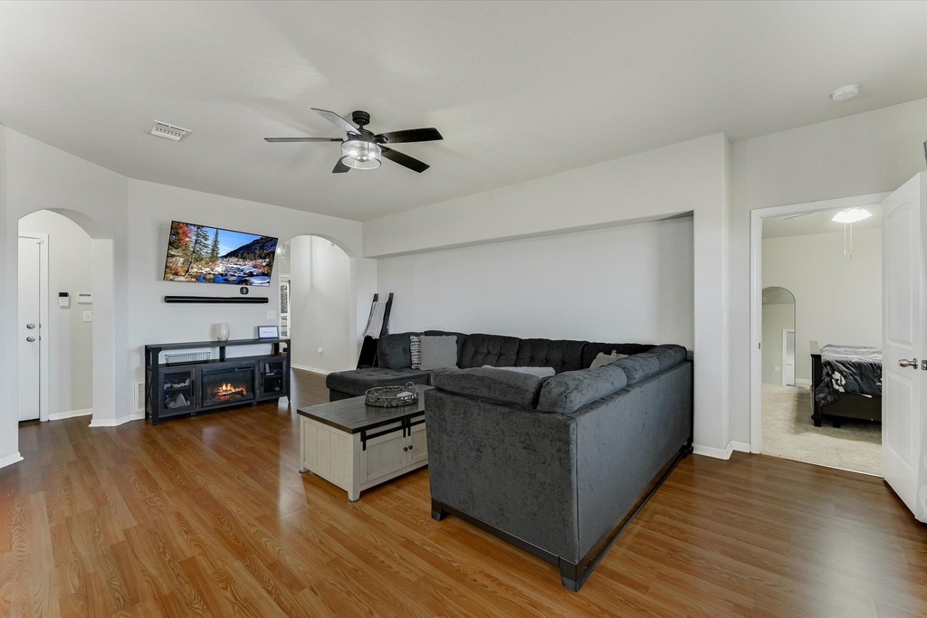 725 Pinnacle Dr - Photo 3