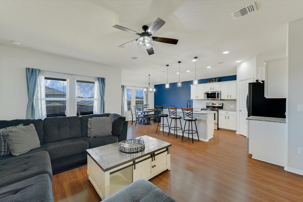 725 Pinnacle Dr - Photo 1