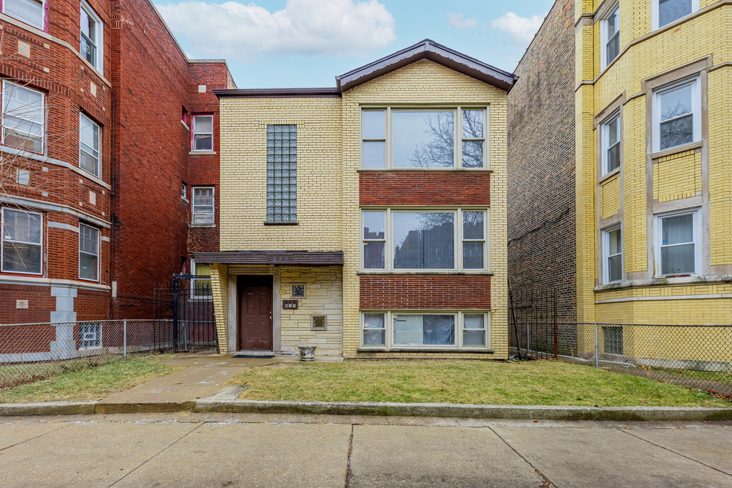 7637 S Essex Avenue - Photo 0