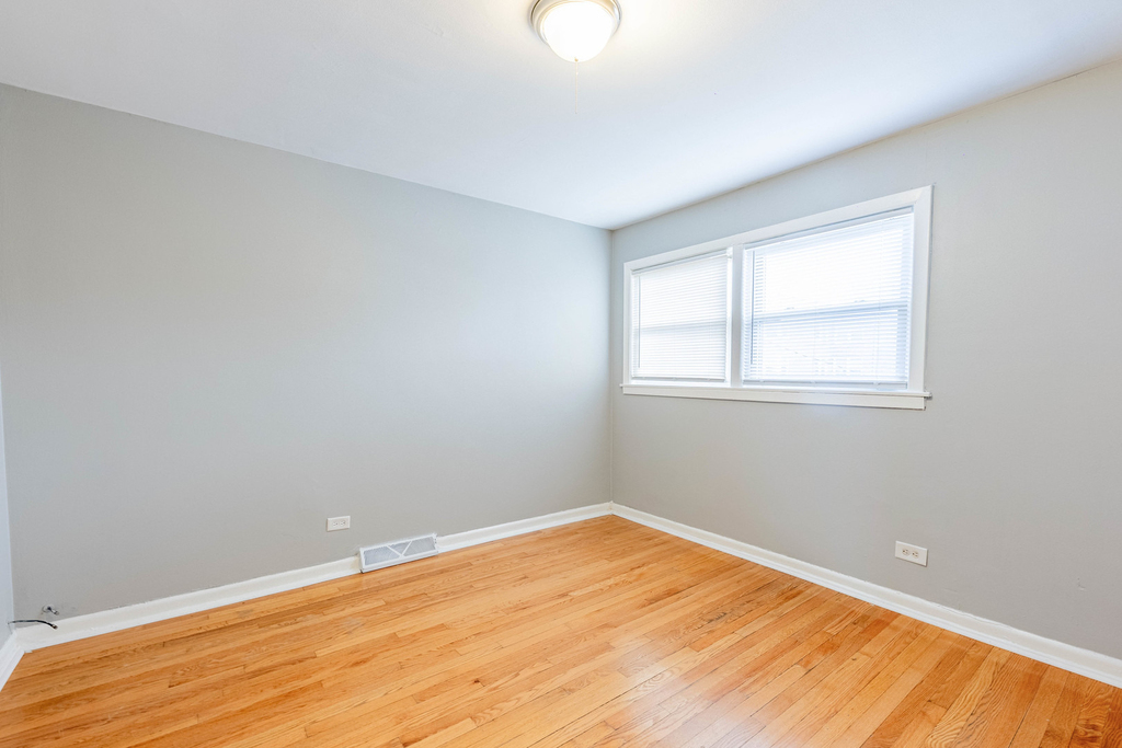 7637 S Essex Avenue - Photo 15