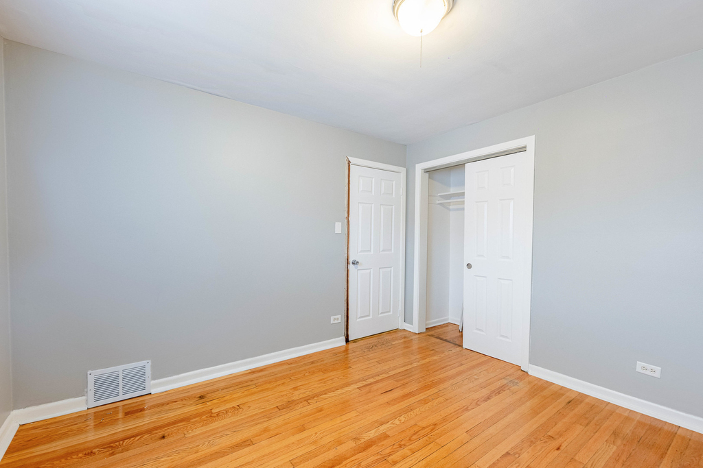 7637 S Essex Avenue - Photo 16