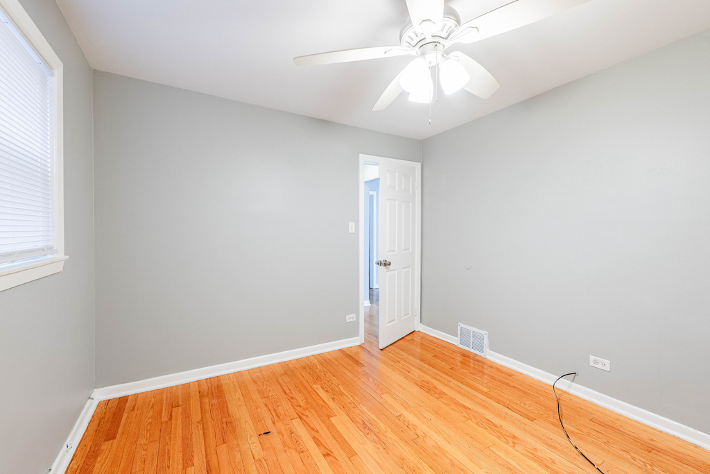 7637 S Essex Avenue - Photo 11