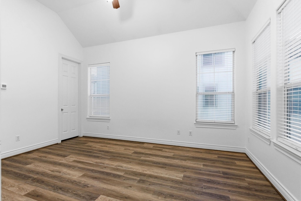 1303 Sherwood Point Lane - Photo 29