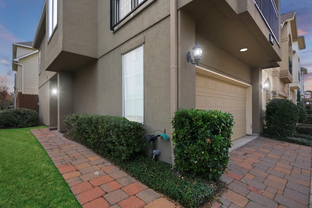 1303 Sherwood Point Lane - Photo 2