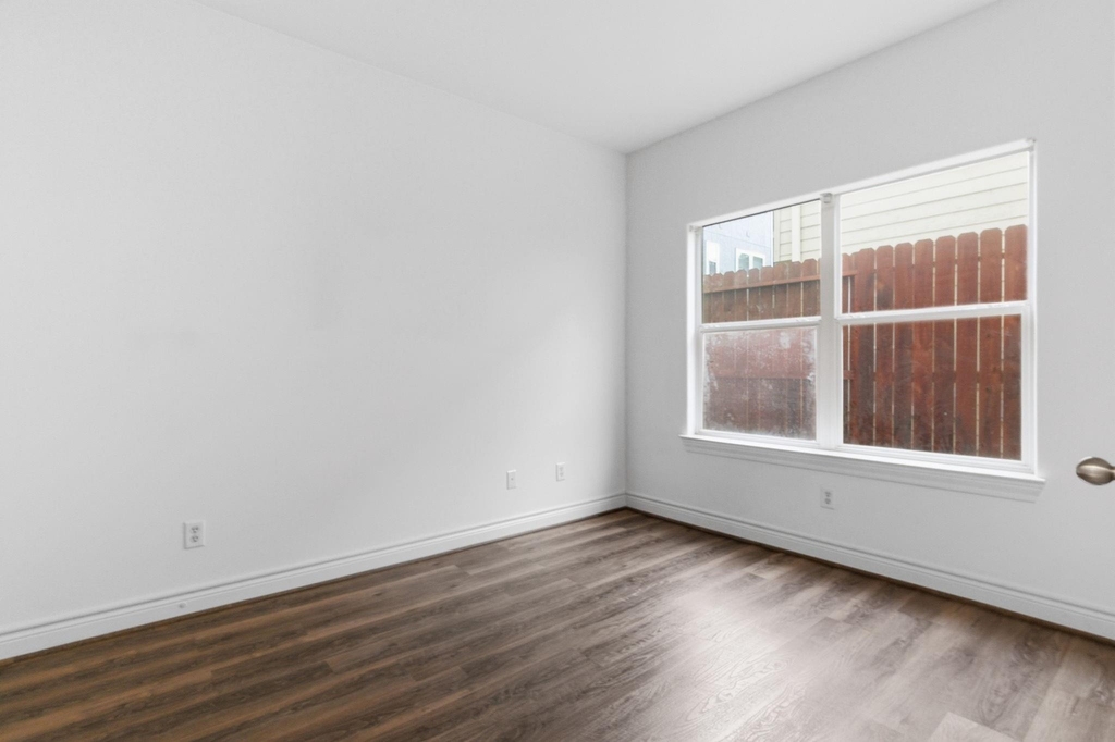 1303 Sherwood Point Lane - Photo 42