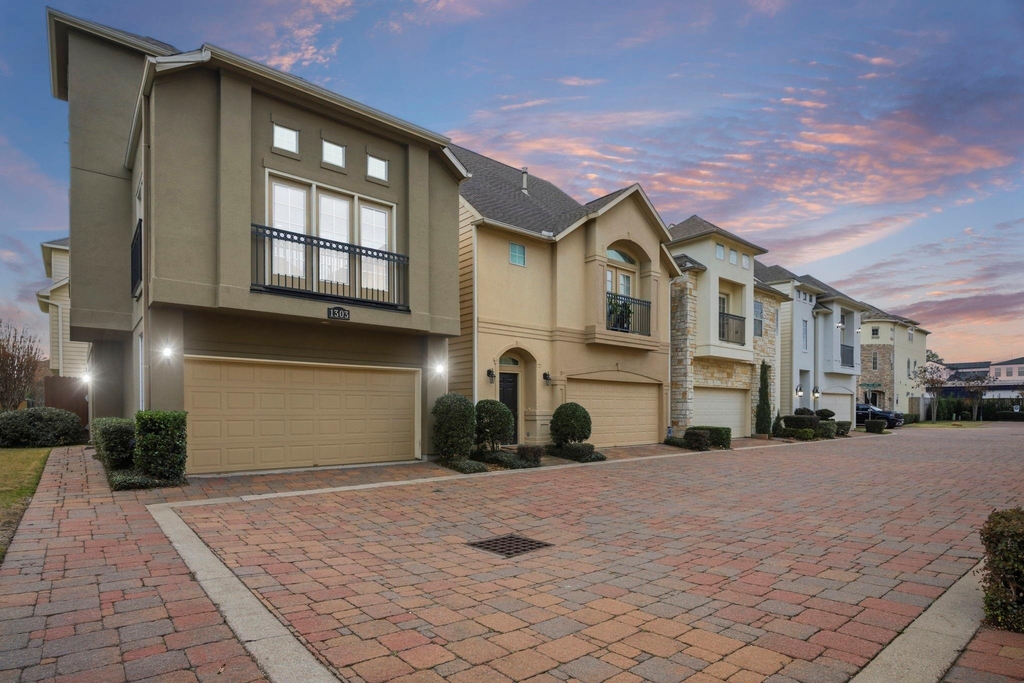 1303 Sherwood Point Lane - Photo 1