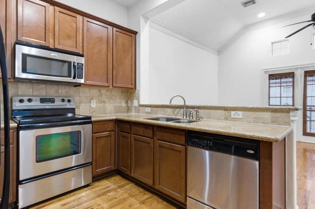 1303 Sherwood Point Lane - Photo 9
