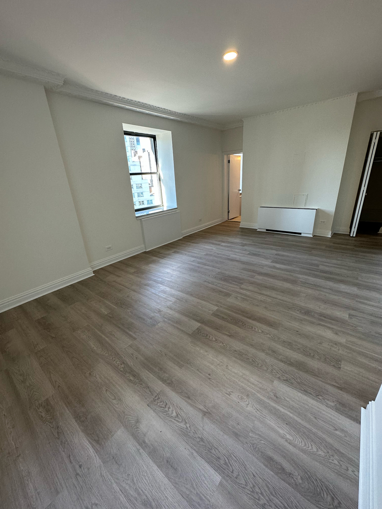 West 34th Street - Photo 1
