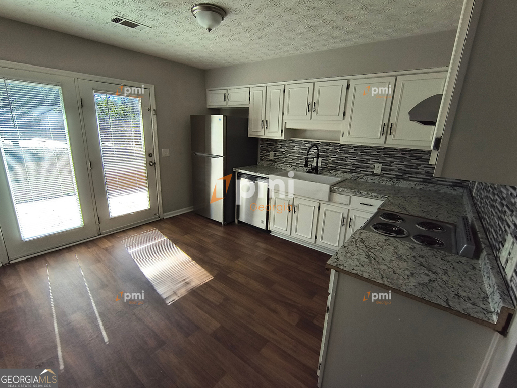 102 Peachtree Court - Photo 0