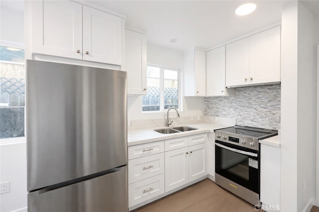 6907 Noble - Photo 0