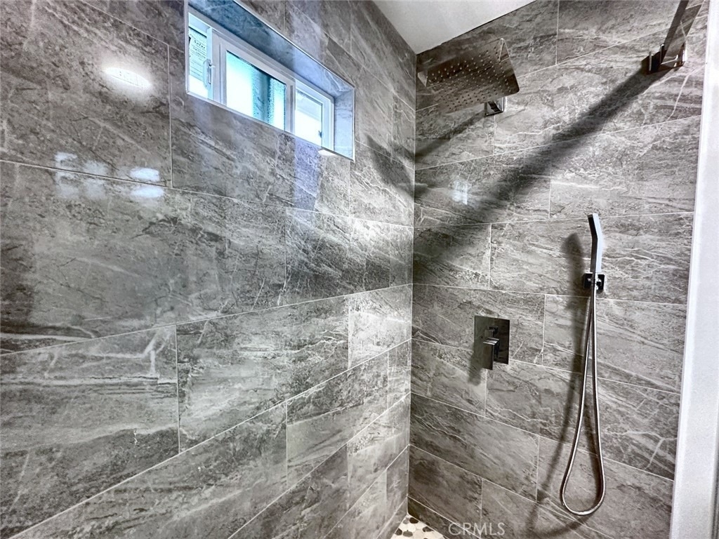 6907 Noble - Photo 2