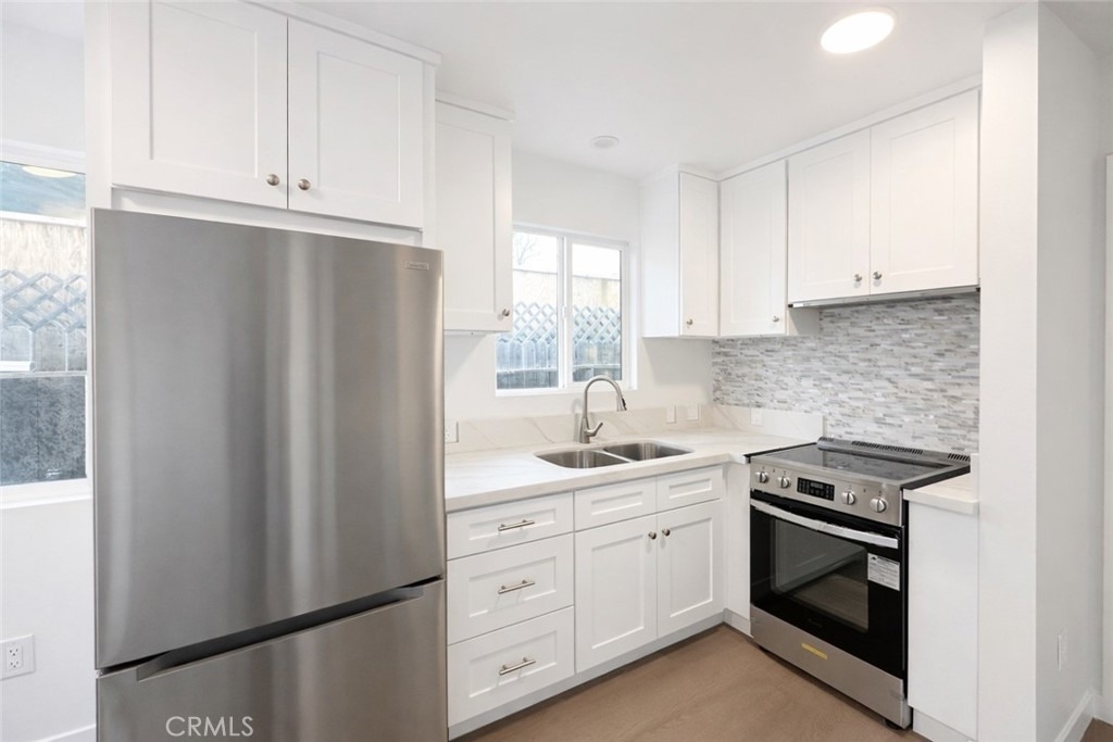 6907 Noble - Photo 0