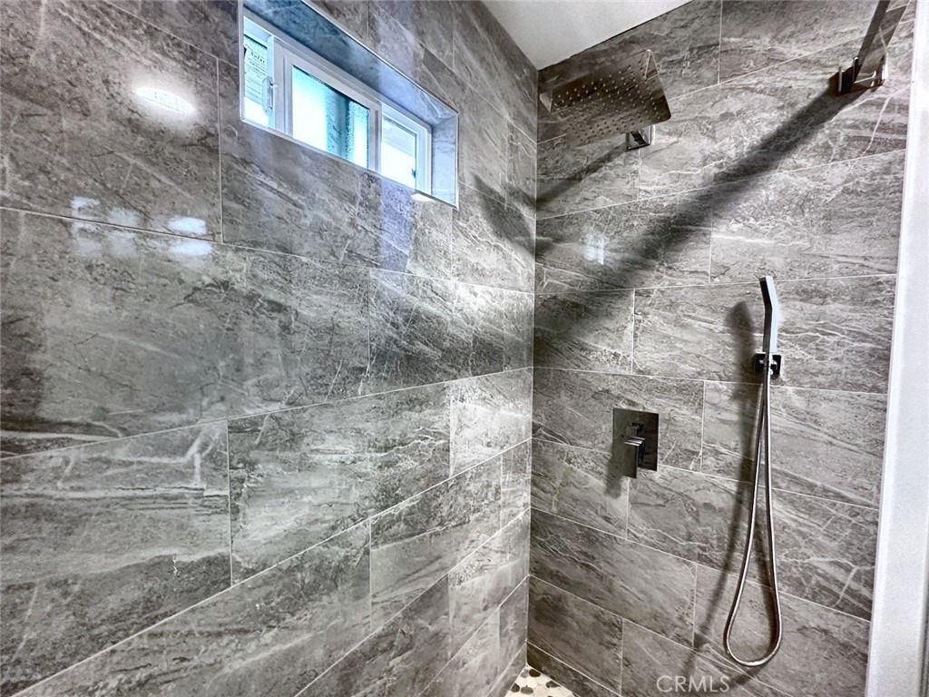 6907 Noble - Photo 2