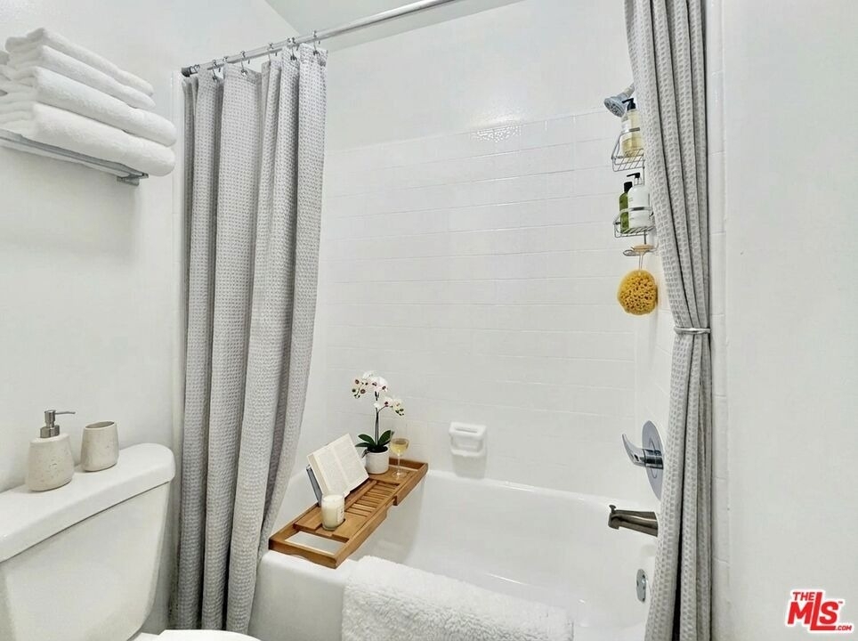 5805 W 8th Street - Photo 1
