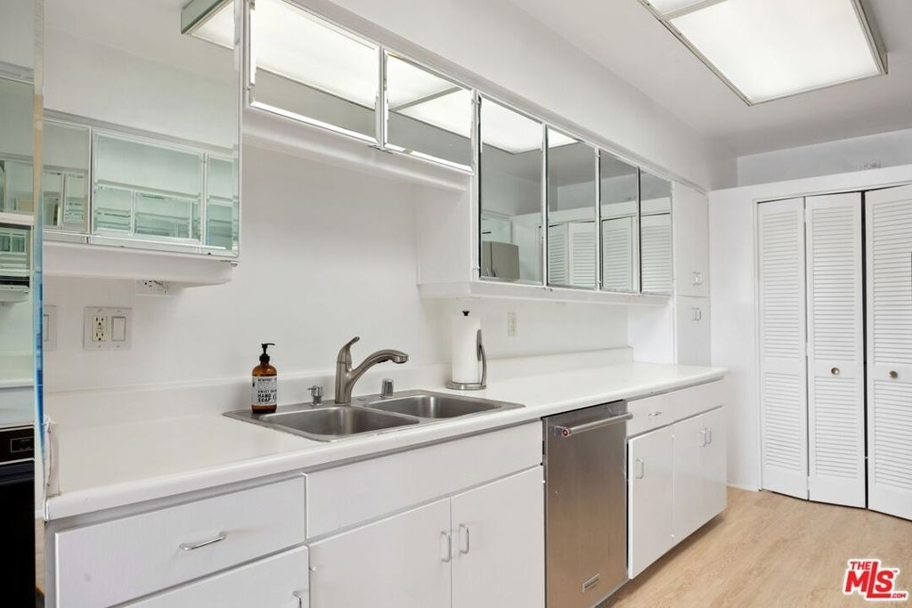 1025 N Kings Road - Photo 10