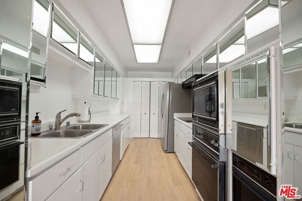 1025 N Kings Road - Photo 9