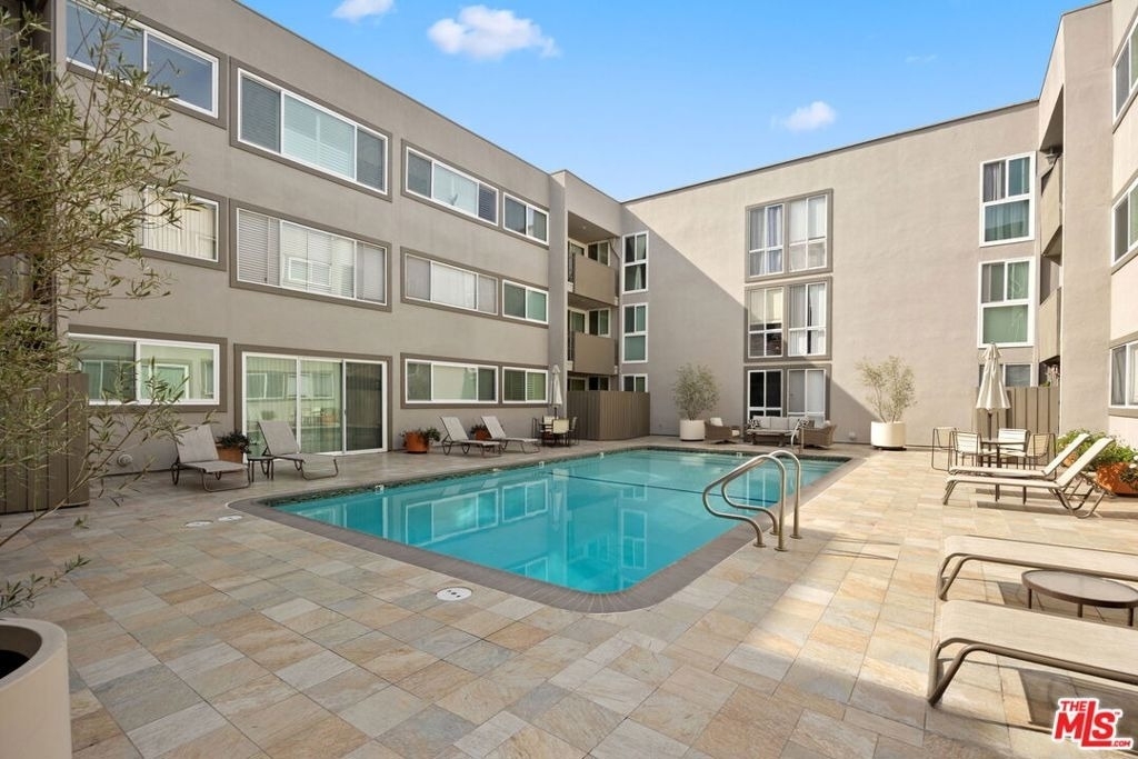 1025 N Kings Road - Photo 3