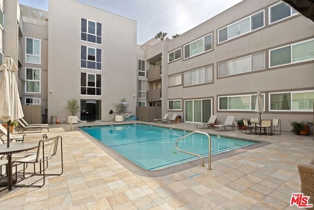 1025 N Kings Road - Photo 4