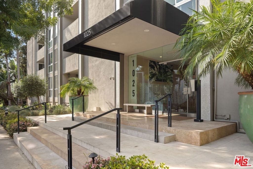 1025 N Kings Road - Photo 1