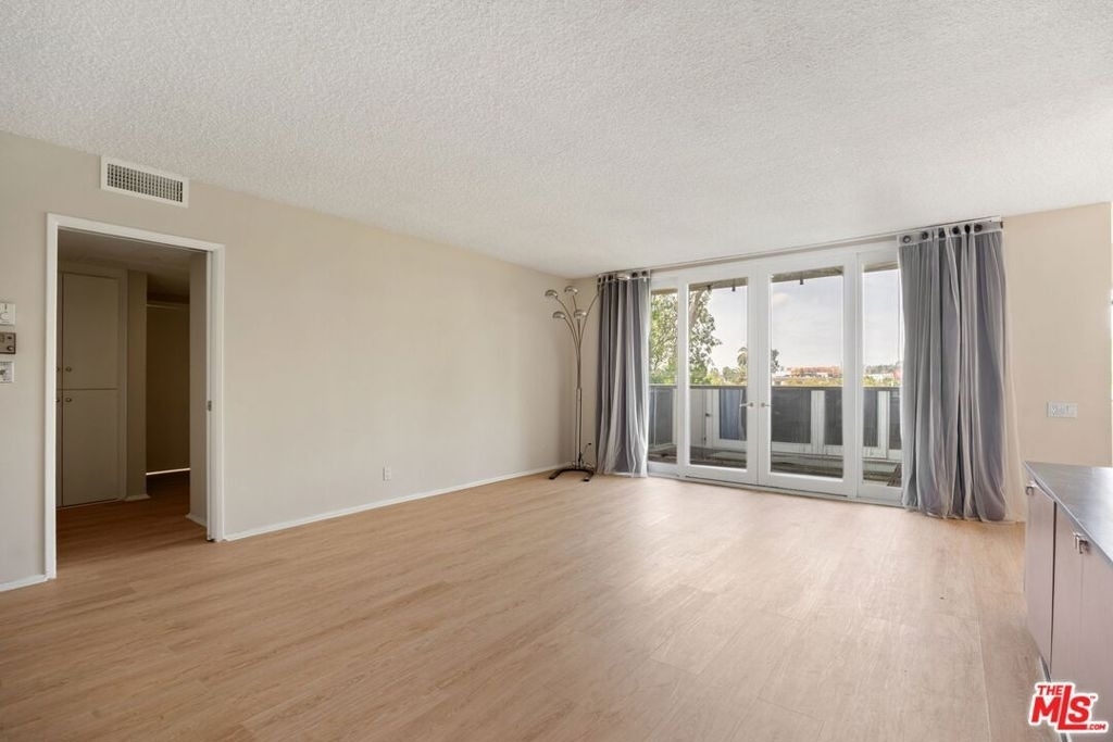 1025 N Kings Road - Photo 6