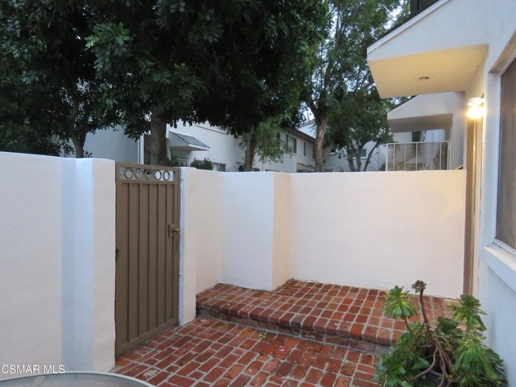 18547 Collins Street - Photo 9