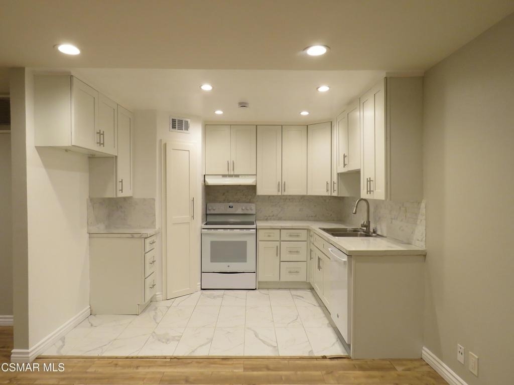 18547 Collins Street - Photo 4