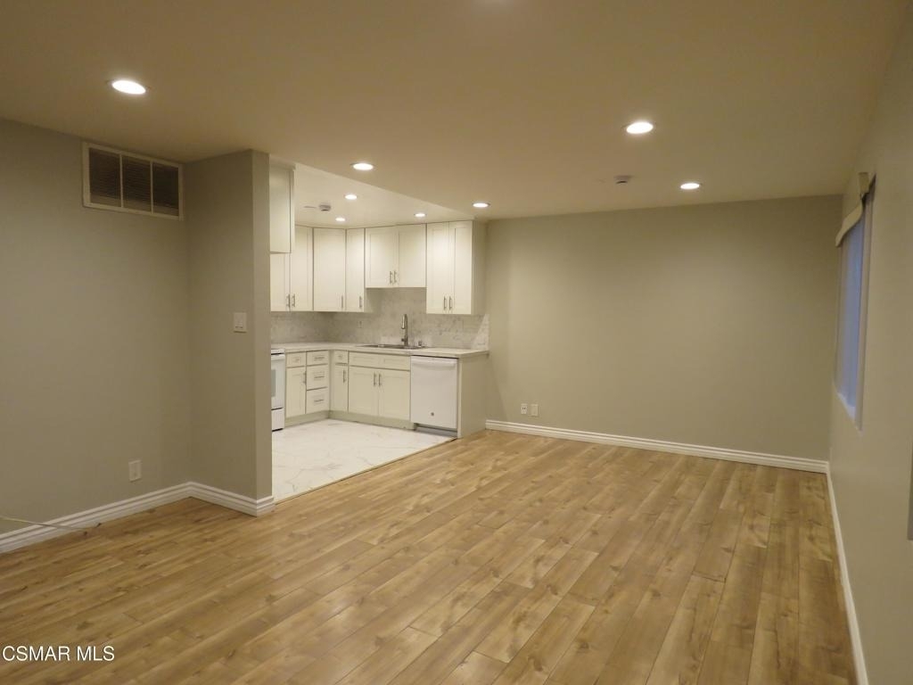 18547 Collins Street - Photo 0