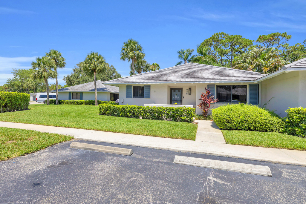 836 Club Drive - Photo 1