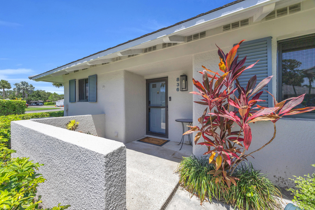 836 Club Drive - Photo 2