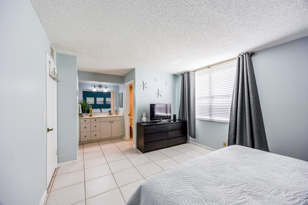 2255 Lindell Boulevard - Photo 34