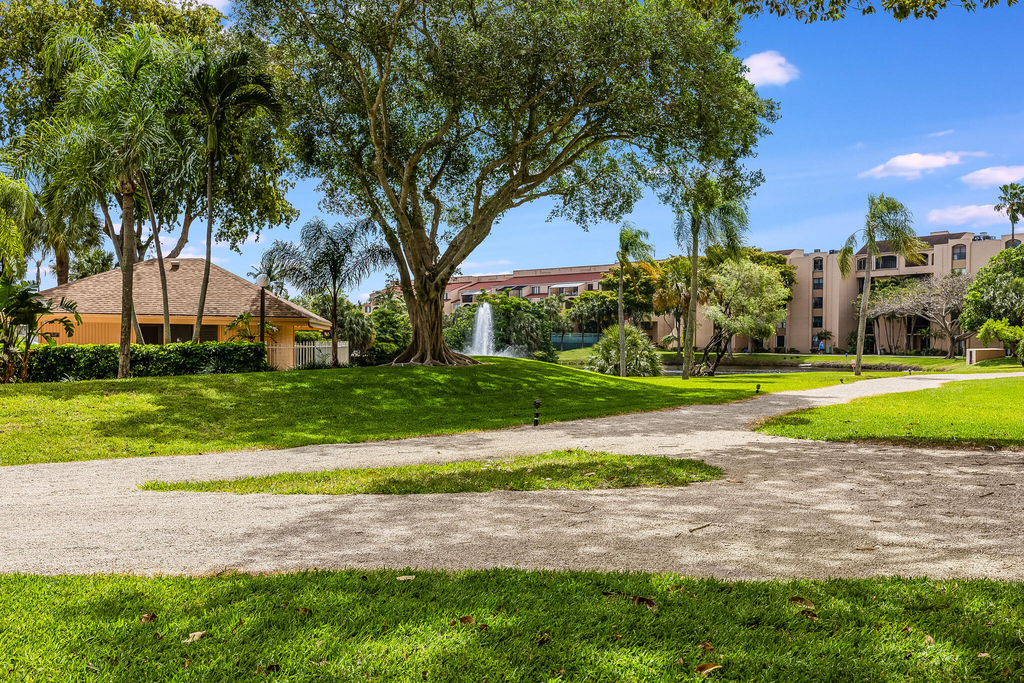 2255 Lindell Boulevard - Photo 43