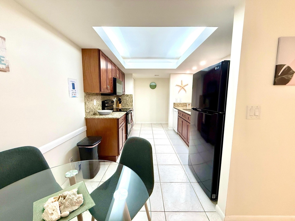 2255 Lindell Boulevard - Photo 17