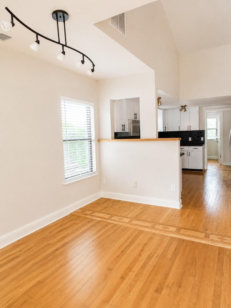 1410 W 51st St - Photo 3