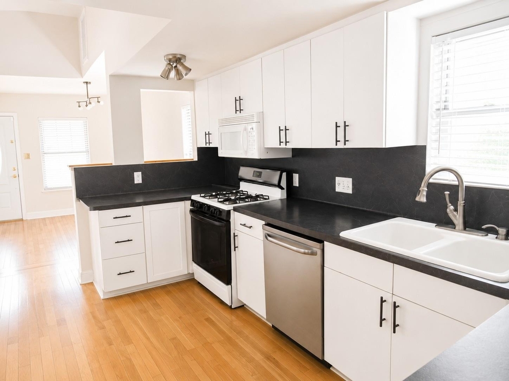 1410 W 51st St - Photo 5